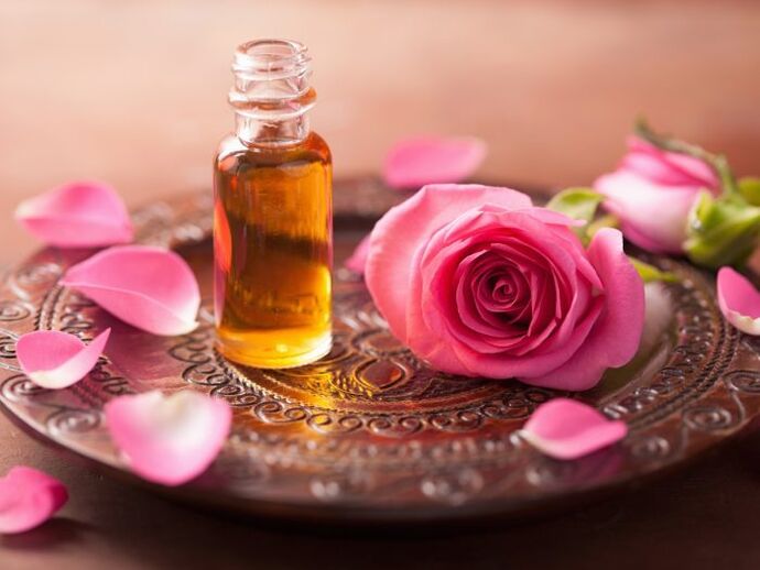 L'olio di rosa può essere particolarmente benefico per il rinnovamento cellulare della pelle. 