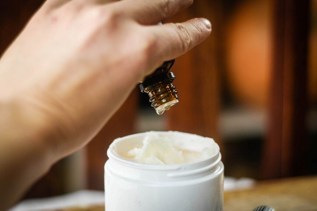 Non aggiungere immediatamente l'olio essenziale a una grande quantità di crema è meglio arricchire ogni volta una singola porzione