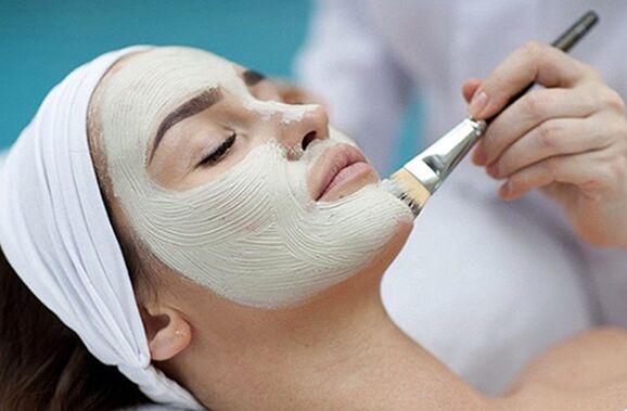 Il peeling viso è uno dei metodi di ringiovanimento estetico della pelle