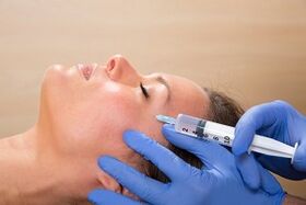 procedura di mesoterapia per il ringiovanimento della pelle